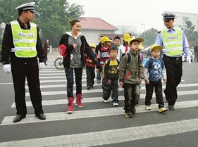 小学生过马路时要走人行横道.